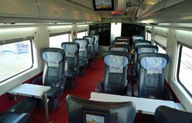 Business (1st) class seats on a CAF-designed YHT