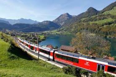 Luzern-Interlaken Express am Lungerersee Luzern-Interlaken Express am Lungerersee
