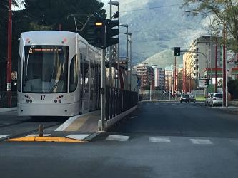 Tram in via Leonardo da Vinci