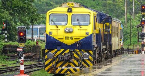 Yal Devi train at Kurunegala railway station