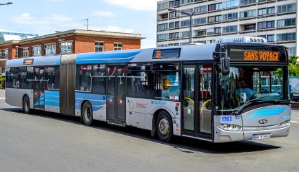 Articulated bus front and side view