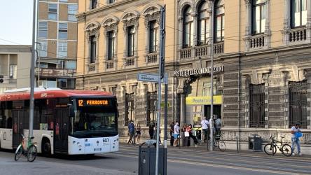 12 bus exterior