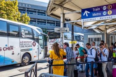 passengers board a bus for Beauvais-Tillé Airport at Porte Maillot in Paris.