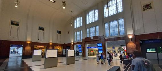 Salzburg Hbf main ticket hall