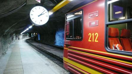 Train stop BDhe 4/8 212 in the upper tunnel
