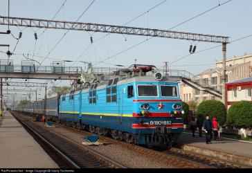 KTZ train in Chu station
