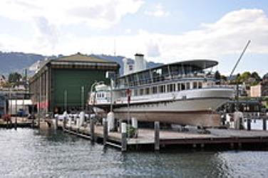 ZSG shipyard hall in Wollishofen with the city of Zurich